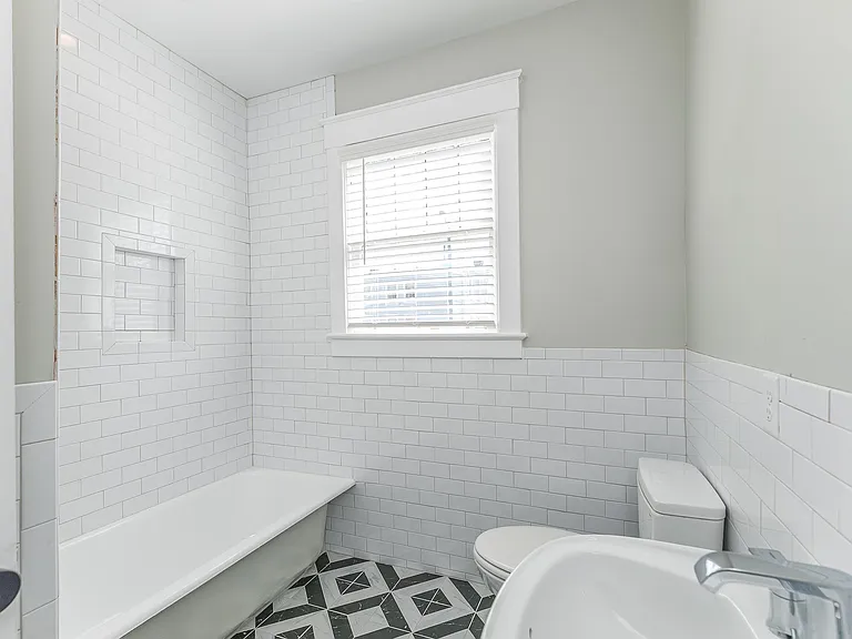 114 W Anderson St #B — Photo 4