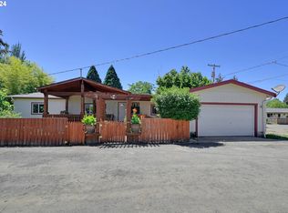 150 Azalea Dr, Eugene, OR 97404