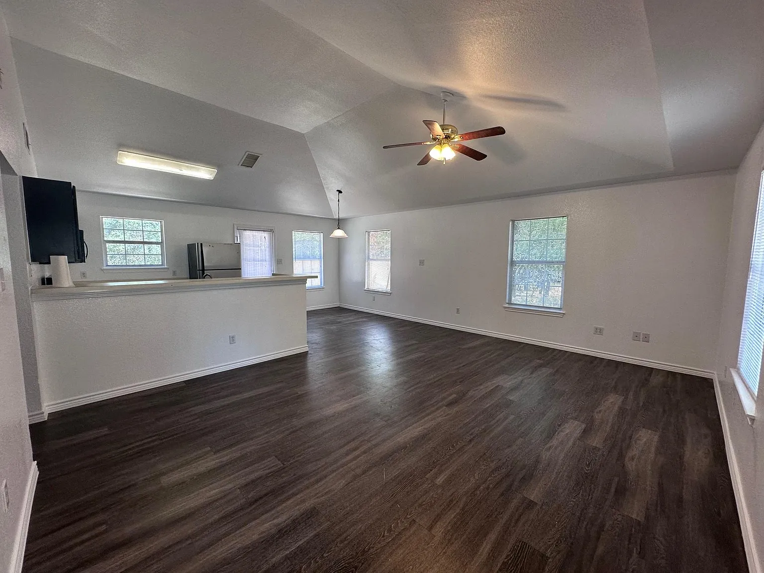 3 bed, 2.0 bath, 1225 sqft, $1,750 — Photo 2
