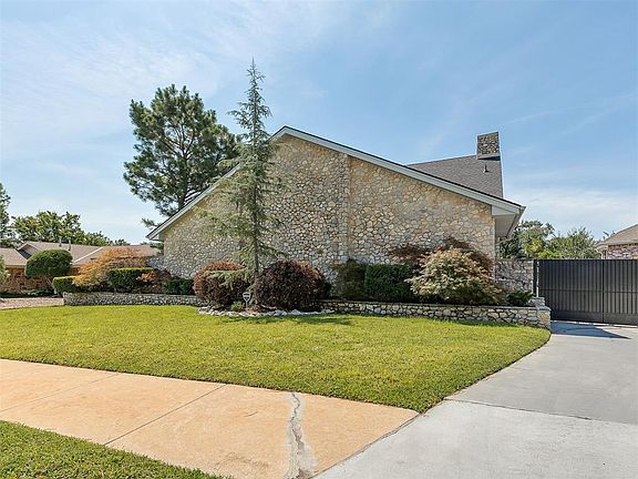 2nd image of 10 Rustic Hills St