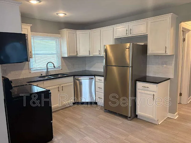 1427 S Olive St — Photo 7