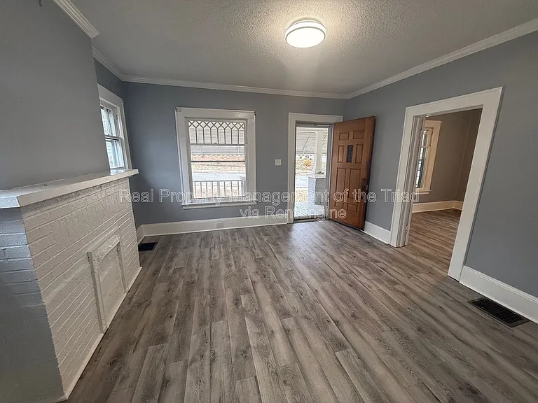 1514 E 1st St — Photo 2