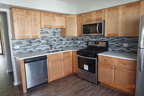 358 College St Photo 1