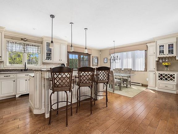 5th image of 11 Renfrew Ave