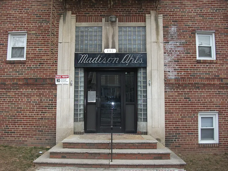 Madison Avenue — Photo 1