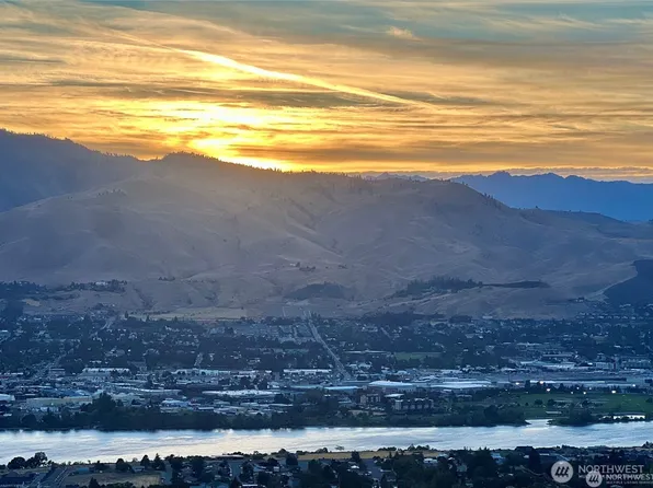 886 NE Conner Court, East Wenatchee, WA 98802