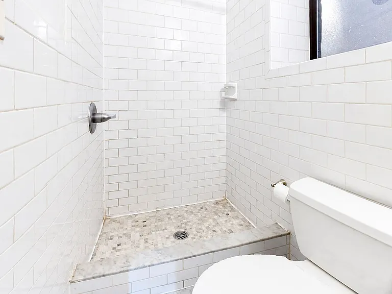 610 E 9th St #1 — Photo 6