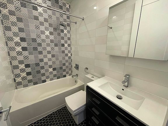 3rd image of 162 Woodruff Ave #2A