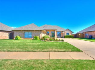 2121 SW 30th St, Moore, OK 73170