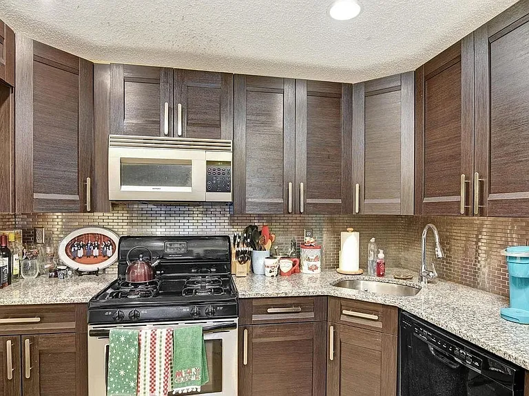 500 Danbury Ln — Photo 6