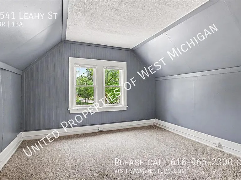 1541 Leahy St — Photo 9