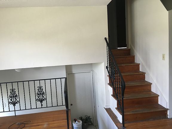 middle level stairs to top floor bedrooms