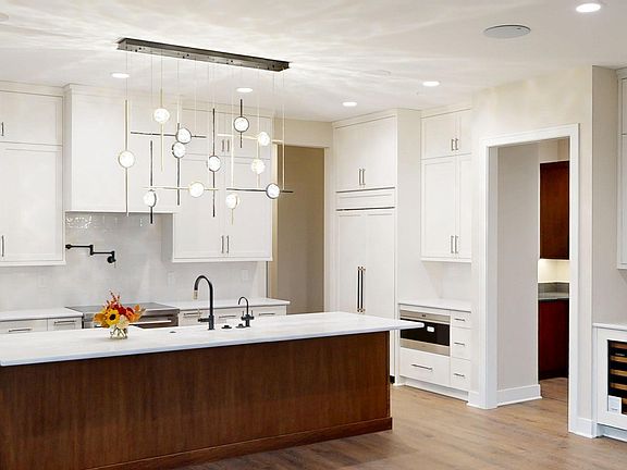 4th image of 729 Livingstone Dr #400
