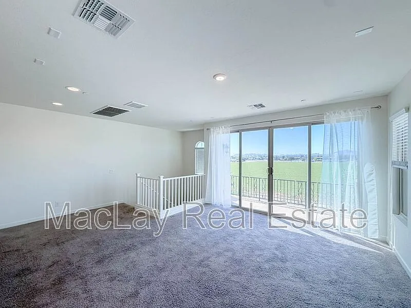3 bed, 2.0 bath, 1308 sqft, $2,100 — Photo 3
