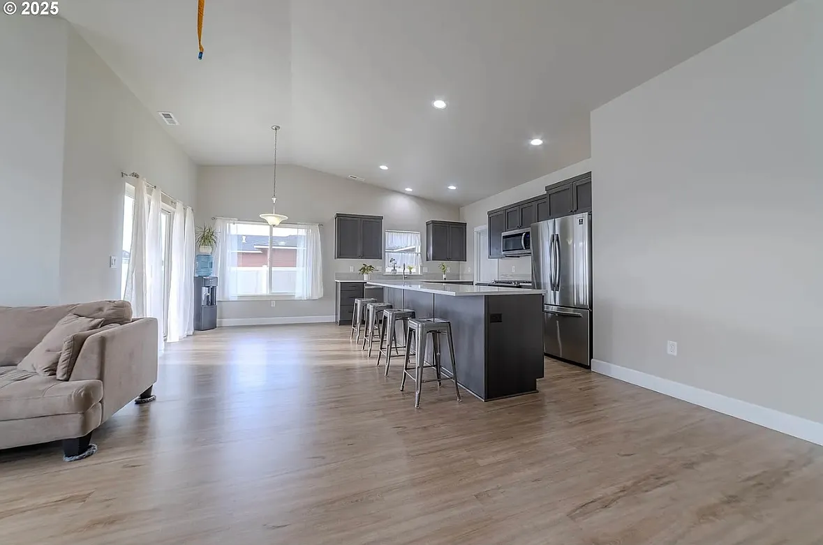 3 bed, 1680 sqft, $2,400 — Photo 2