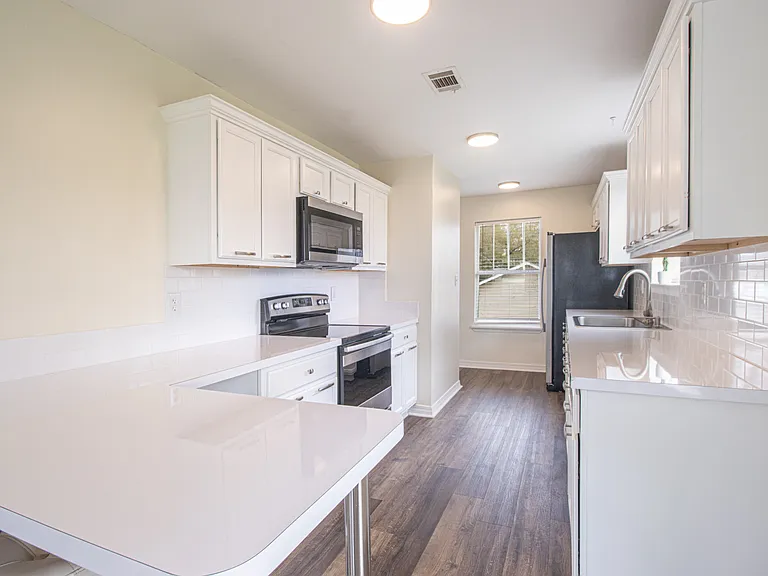 420 Richmond Dr — Photo 7