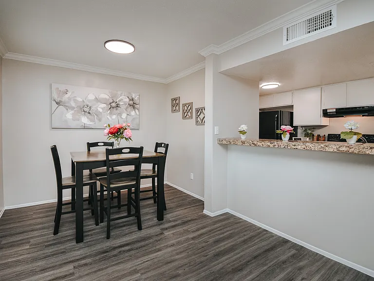 Parkwood Apartments — Photo 23