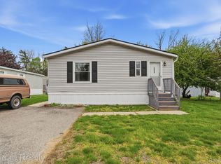253 Parker Lake Dr, Oxford, MI 48371