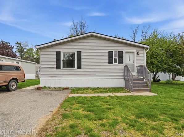 253 Parker Lake Dr, Oxford, MI 48371