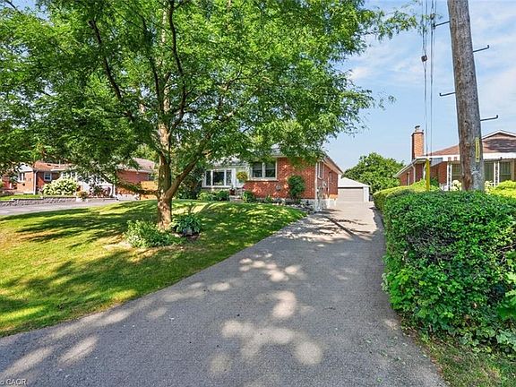 3rd image of 465 Springbank Cres