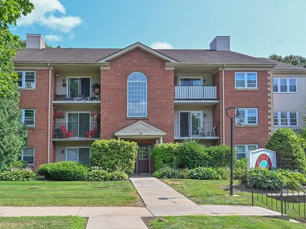 24 Maple Crest Cir APT F, Holyoke, MA 01040