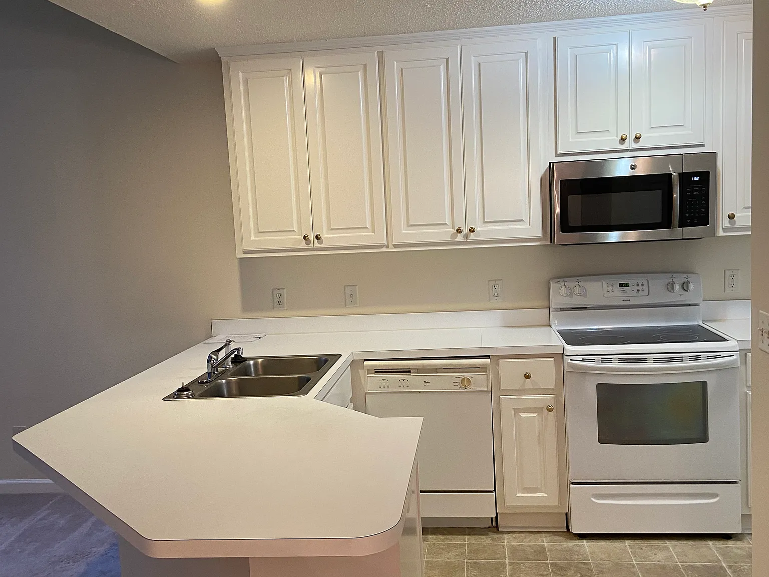 3 bed, 2.5 bath, 1667 sqft, $1,990 — Photo 2