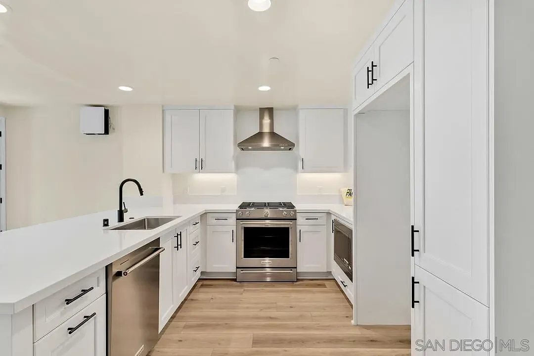 2 bed, 2.0 bath, 940 sqft, $5,250 — Photo 3