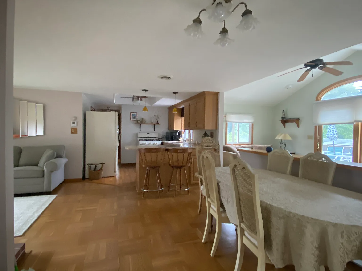 Vincent Dr, Marshfield — Photo 1