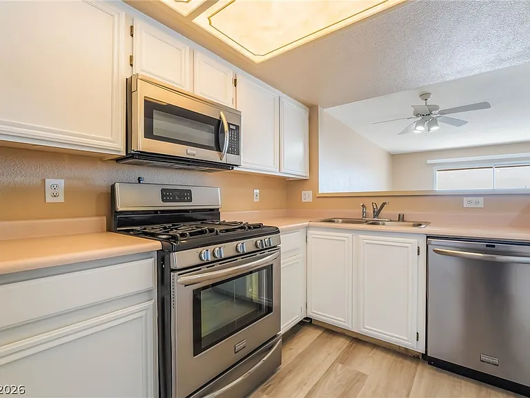 8070 W Russell Rd #2024 — Photo 10