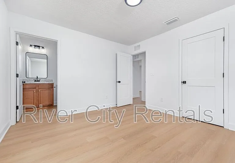 1030 SE 52nd St — Photo 6