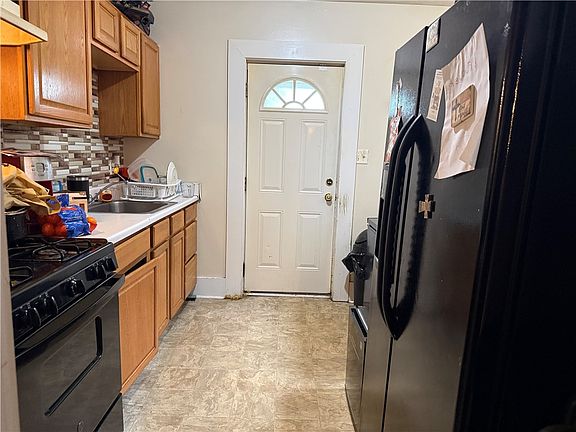5th image of 7519-7521 Roslyn St