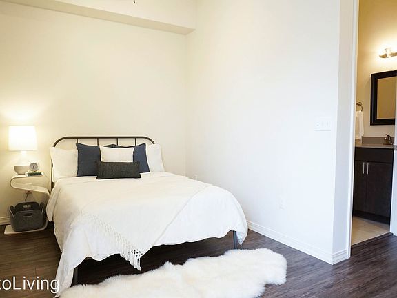 3rd image of 701 E McLoughlin Blvd #109