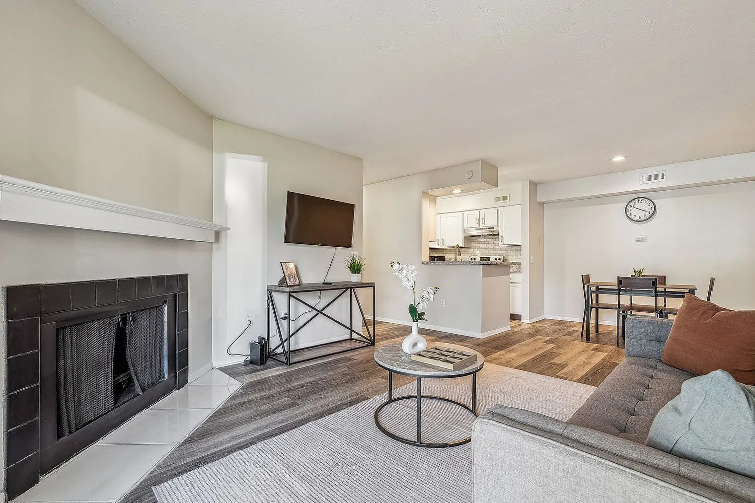 2 bed, 2.0 bath, 990 sqft, $2,714 — Photo 2