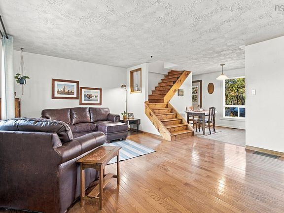 3rd image of 1912 Greenwood Rd