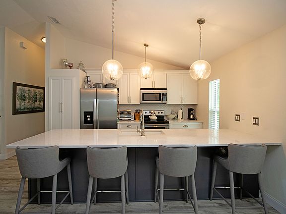 5th image of 9540 Sun Isle Dr NE