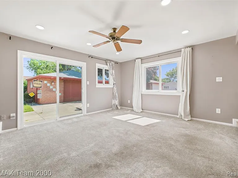 31906 Cambridge St — Photo 21