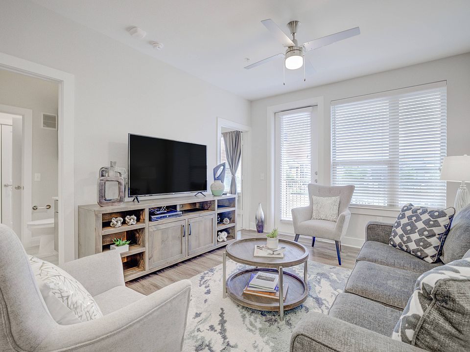 Everleigh Lakeline 60+ Active Adult Apartment Homes 9821 N Lake Creek