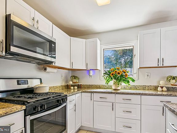 5th image of 1203 Branch Ln