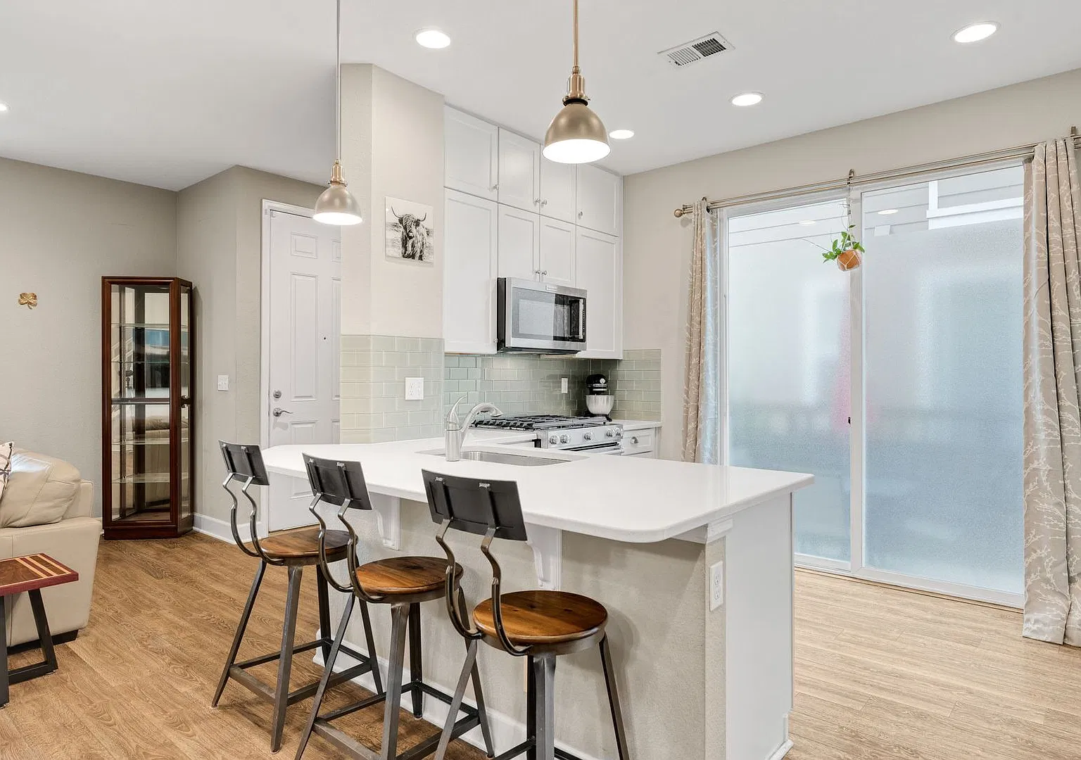 3BD, 3BA Central Park Home with Attached 2-Car Garage — Photo 3