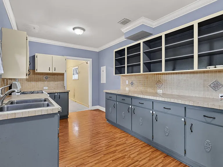 1005 Selkirk St — Photo 13