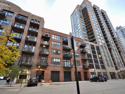 375 W Erie St APT 201, Chicago, IL, 60654