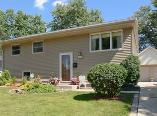 517 Rambler Ln, Streamwood, IL 60107