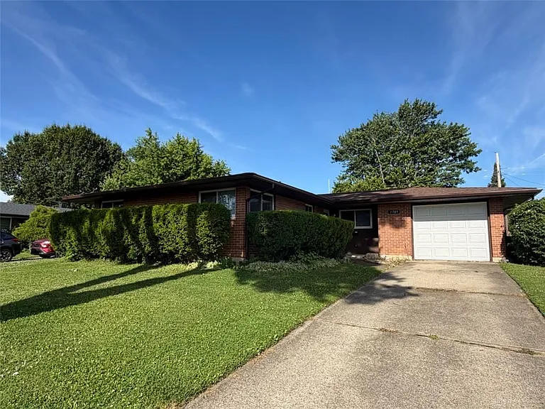 1389 Mapleridge Dr — Photo 2