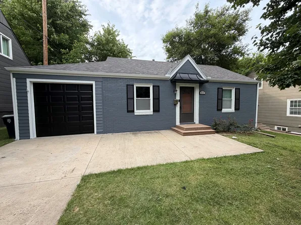 26 E Pocahontas Ln, Kansas City, MO 64114