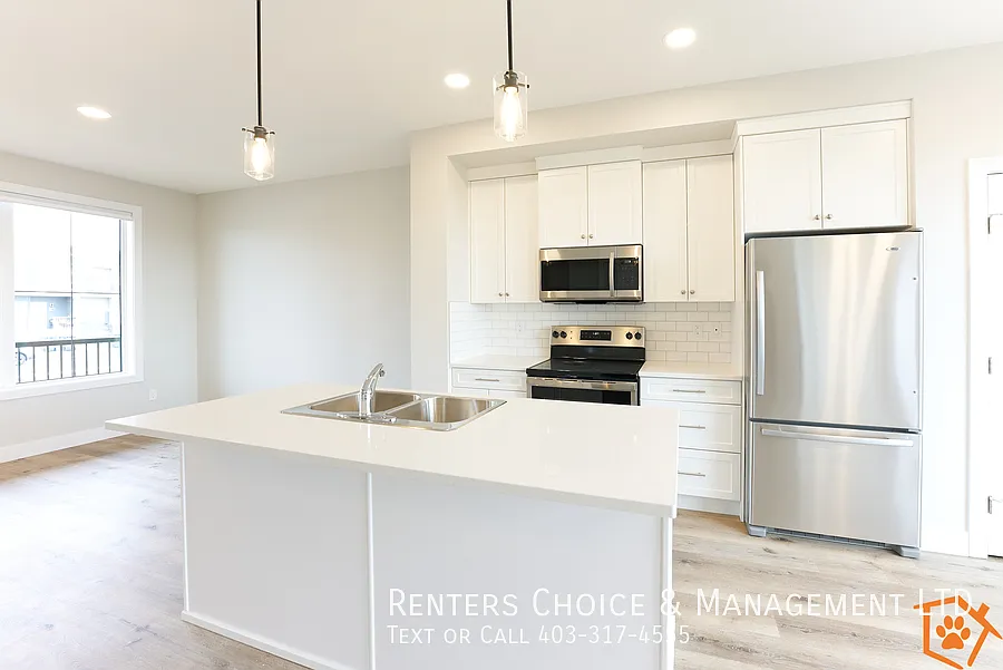 3 Bedroom Townhouse With Assigned Parking — Photo 4