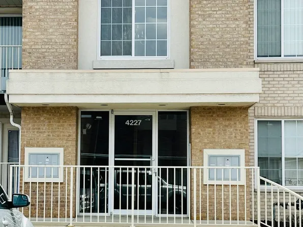4227 W 76th St APT 108, Chicago, IL 60652