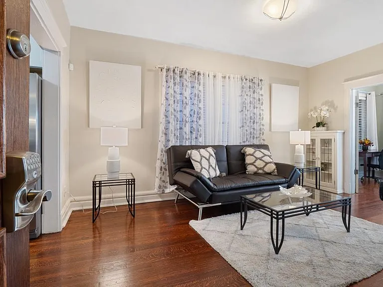 6136 Delmar Blvd — Photo 3