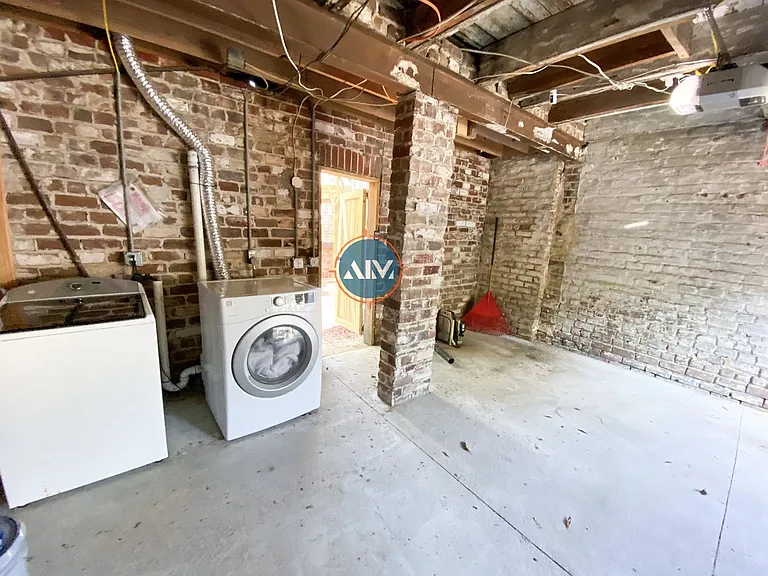 208 E Taylor St — Photo 54