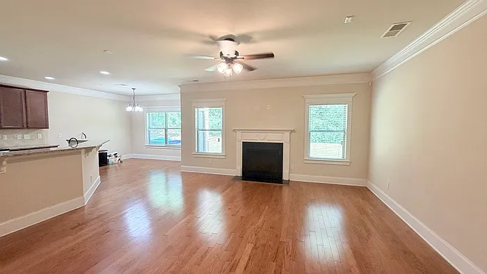 3 bed, 2.5 bath, 2000 sqft, $2,300 — Photo 2