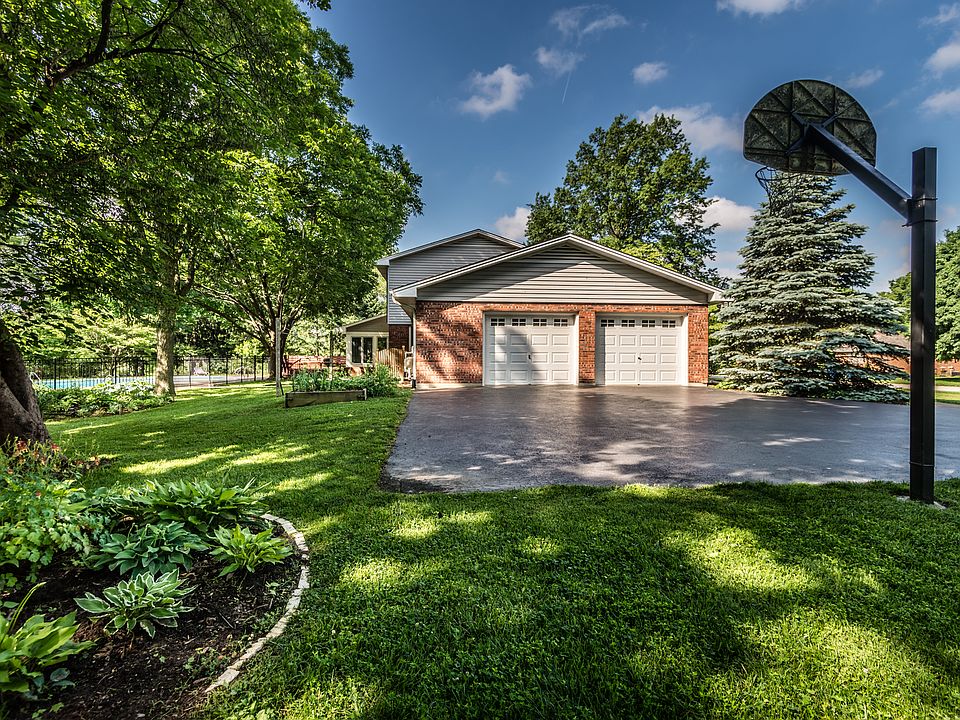 Side entry garage 1 acre yd